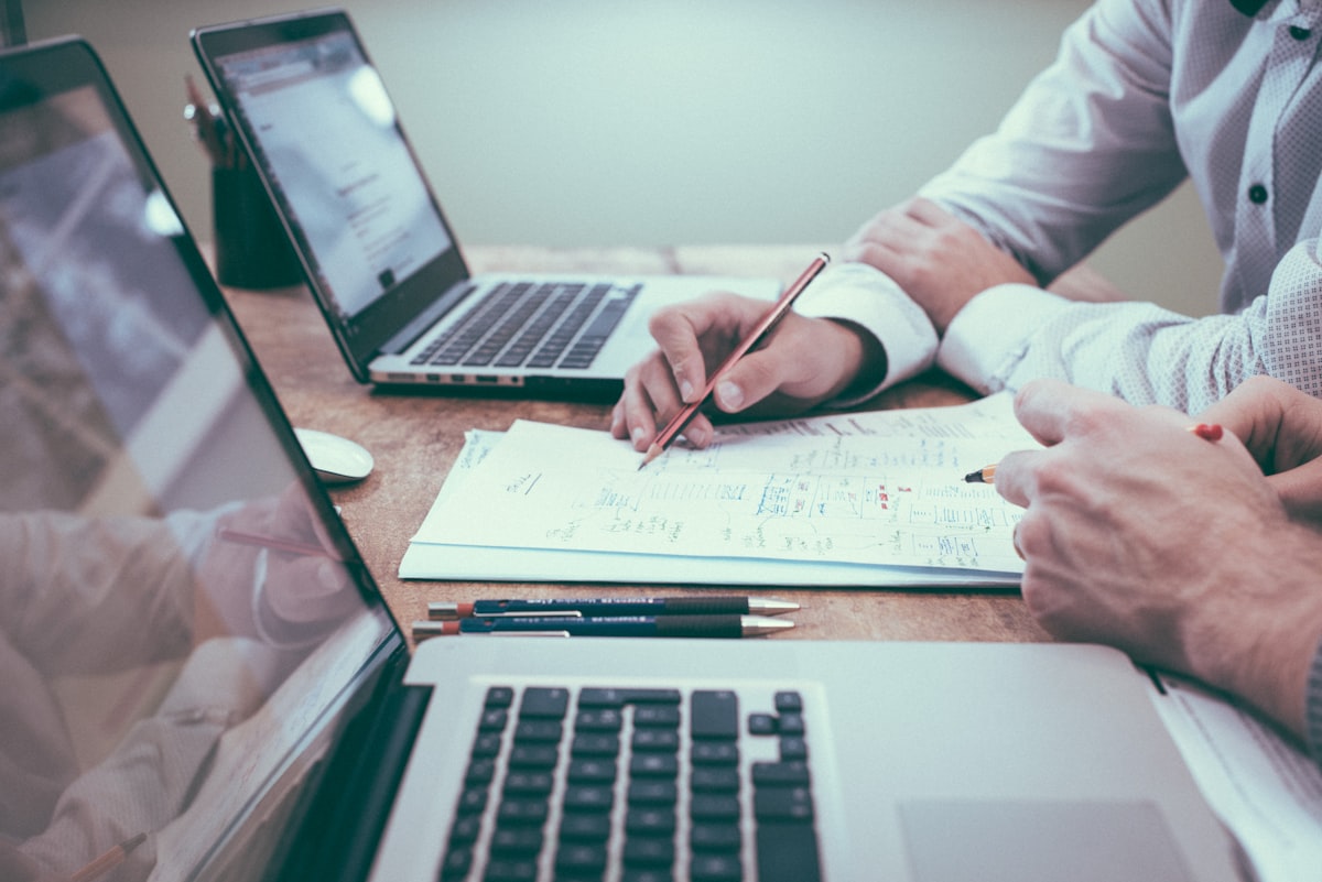analysts running a competitive patent landscape analysis